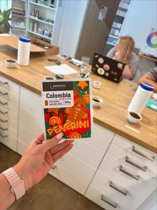 🎄✨ Vánoce se blíží a my už plánujeme spoooustu novinek! 🎁🎅 Kdo se těší na tu kouzelnou atmosféru, vůni perníčků a šálky...