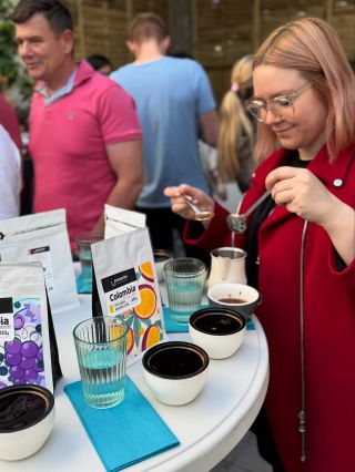 🎁 Přemýšlíte nad originálním dárkem na Vánoce? Darujte zážitek v podobě cuppingu s naší pražírnou Penerini! ☕️✨ 👉 A co je...