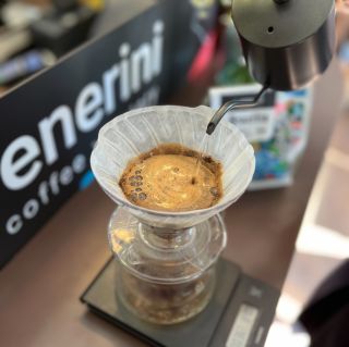 ☕️ Zajímá vás příprava filtrované kávy? Tak to pro vás máme skvělou nabídku! 🤩 Pořádáme kurzy a workshopy domácí přípravy...