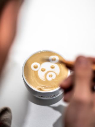 ☕️ Latte art. Všichni o něm mluví... někteří ho umí… a vy mezi ně zatím nepatříte? 👀 Tak to pojďte změnit! 💪 Přijďte k nám...
