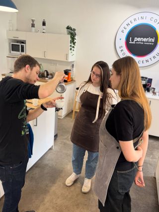 Máme pro vás dobrou i špatnou zprávu! Dobrá je, že chystáme poslední kurz latte artu v tomto roce! ☕ Špatná… že proběhne...