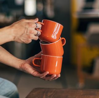 Tyhle krasavce od @acmecupco máme nově v nabídce! 🧡 Dokonalé oranžové hrnečky, které rozzáří každý váš ranní rituál — ať...