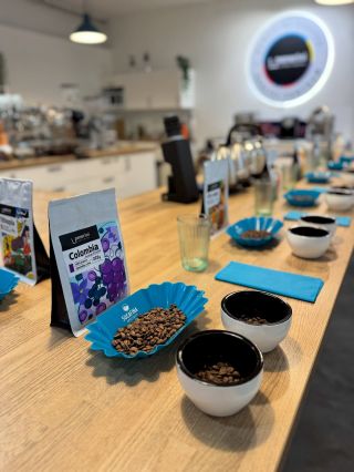 🎄 Víte už, co dát pod stromeček? 🎁 Co takhle zážitek, který provoní celý den kávou ☕️✨ Pořádáme cuppingy – ochutnávky...