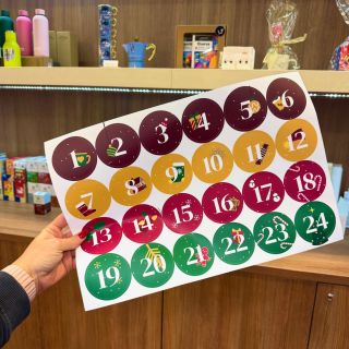 🎄 Vánoce se pomalu blíží… A my už se nemůžeme dočkat balení vašich adventních kalendářů! 😍 Právě začínáme lepit čísla na...