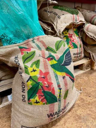 ☕️ Chystáme něco nového! Ale ne jen tak ledajakou kávu… Tahle vás dostane vůní, chutí i příběhem, který si zamilujete. 💛...