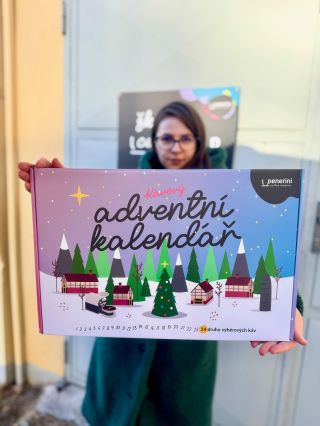 Adventní kalendář s kávou ☕🎁 Máme ho poprvé a už teď z něj máme obrovskou radost! 💫 Ještě teplý z tiskárny 🔥 a my na nic...