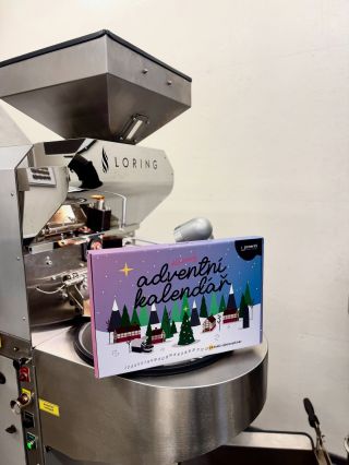 Adventní kalendář s kávou ☕🎁 Poprvé ho máme – a není to jen tak ledajaký kalendář! 💫 Uvnitř na tebe kromě 24 voňavých...
