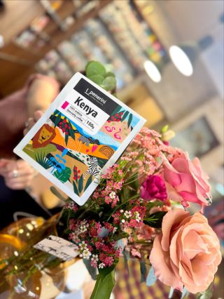 NOVINKA! 🆕🇰🇪 Milovníci ovocných šťavnatých káv, pozor! 🍒🍍 Máme tu Keňu, která je přesně ta ovocná bomba, na kterou jste...