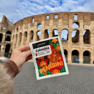 🎄☕️ Když si vezmeš Vánoce s sebou… až ke Koloseu Naše Colombia se skořicí od @sebastian_ramirezr chutná jako teplá objetí:...