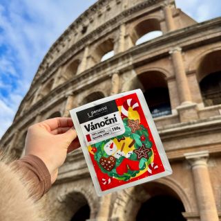 🎄✨ Vánoční nálada, ale trochu jinak. Když si vezmeš naši Vánoční na cesty, zjistíš, že sváteční pohoda není místo… je to...