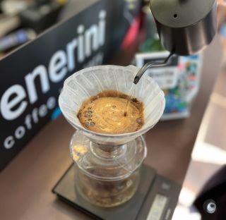 ☕️ Zajímá vás příprava filtrované kávy? Tak to pro vás máme skvělou nabídku! 🤩 Pořádáme kurzy a workshopy domácí přípravy...