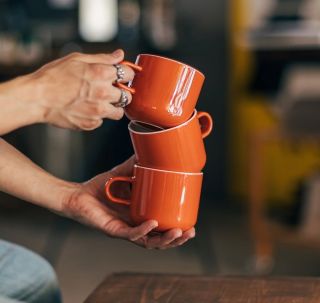 Tyhle krasavce od @acmecupco máme nově v nabídce! 🧡 Dokonalé oranžové hrnečky, které rozzáří každý váš ranní rituál — ať...