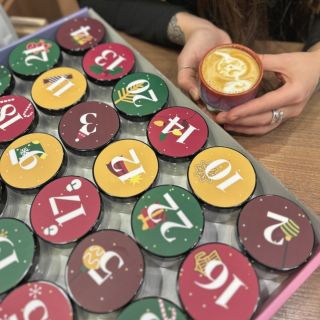 🎄😆 Advent jak má být: 24 okýnek, spousta radosti… a Grinch, co se nám vloupal do cappuccina. Tvrdí, že Vánoce nesnáší, ale...