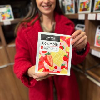 🍓🎄 Letošní Vánoce mají chuť po jahodách! A víte proč? Protože máme novinku — Colombii fermentovanou s jahodami! Tahleta...