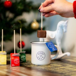 🎄🍫 Skvělý dárek pod stromeček? Máme jasno! 🍫🎄 Naše čoko kostky na špejli jsou ideálním sladkým potěšením 🎁✨ Pokud hledáte...